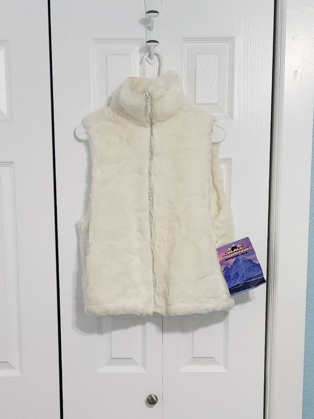 Black Mountain Outdoor Gear Faux Fur Vest Zip Up Rhinestone NWT XS USA Cream